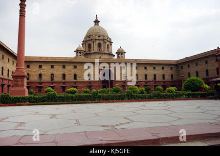 Der Nord Block des Sekretariats Gebäude, Delhi Indien, wo das Kabinett Sekretariat untergebracht ist, die die indische Regierung verwaltet. In den 1910er gebaut, es ist die Heimat einiger der wichtigsten Ministerien des Kabinetts von Indien. Auf Raisina Hill, New Delhi, das Sekretariat Gebäude sind zwei Blöcke von symmetrischen Gebäude (Norden und Süden) auf den gegenüberliegenden Seiten der großen Achse des Rajpath. Herbert Baker nahm auf die Gestaltung des Sekretariats Stockfoto