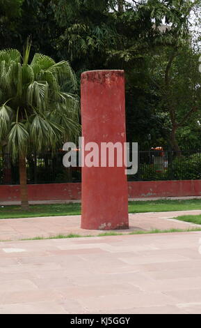 Jantar Mantar, in Neu Delhi, Indien, besteht aus 13 Architektur Astronomie Instrumente. Von Maharaja Jai Singh II von Jaipur gebaut, von 1723 an, als er von Großmogul Muhammad Shah die Aufgabe der Revision der Kalender und astronomische Tabellen gegeben wurde. Der primäre Zweck der Sternwarte astronomische Tabellen zu kompilieren, und die Zeiten und die Bewegungen von Sonne, Mond und Planeten vorherzusagen. Stockfoto