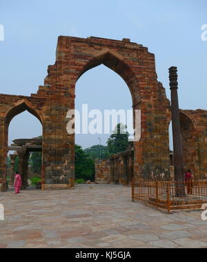 Die eiserne Säule in der qutb Komplex (Denkmäler und Gebäude), in Mehrauli in Delhi, Indien. Es ist ein 7 m (23 ft) Spalte, in der qutb Komplex, bemerkenswert für die rost-resistent, Zusammensetzung der Metalle, die in seinem Aufbau verwendet werden. Die Säule wiegt über 6.000 kg (13.000 lb) und ist gedacht, um die ursprünglich in, was jetzt Udayagiri durch einen der Gupta Monarchen in ca. 402 CE wurden errichtet. Stockfoto