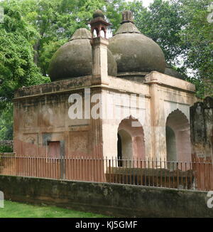 Qutb Komplex ist ein Array von Denkmälern und Gebäuden in Mehrauli in Delhi, Indien. Die Stiftung wurde von Qutb-ud-din Aibak, die später die erste Sultan von Delhi der Mamelucken Dynastie gelegt. Die QUBBAT-ul-Islam Moschee (Kuppel des Islam), später beschädigt in Quwwat-ul-Islam, steht neben der Qutb Minar. Stockfoto