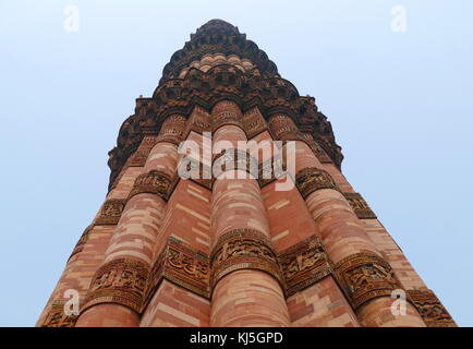 Qutab Minar ist ein Minarett, das Bestandteil des Qutb Komplex, ein UNESCO-Weltkulturerbe in Mehrauli Gegend von Delhi, Indien. Aus rotem Sandstein und Marmor, Qutb Minar ist ein 73 Meter (240 Fuß) hoch sich verjüngenden Turm von fünf Geschichten, mit einem 14,3 Meter (47 Fuß) Durchmesser, Reduzierung bis 2,7 Meter (9 Fuß) an der Spitze. Es enthält eine Wendeltreppe mit 379 Stufen. Qutb al-Din Aibak, Gründer des Sultanat von Delhi, begann der Bau der ersten Geschichte des Qutab Minar um 1192. 1220, aibak Nachfolger und Schwiegersohn Iltutmish abgeschlossen weitere drei Geschichten. 1369, Blitzschlag Stockfoto