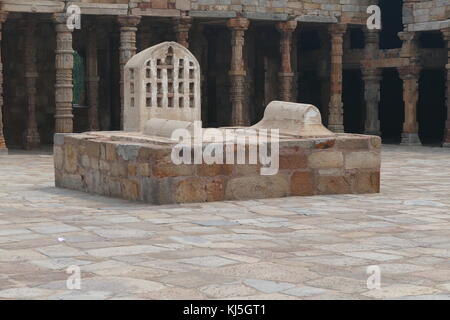 Qutb Komplex ist ein Array von Denkmälern und Gebäuden in Mehrauli in Delhi, Indien. Die Stiftung wurde von Qutb-ud-din Aibak, die später die erste Sultan von Delhi der Mamelucken Dynastie gelegt. Die QUBBAT-ul-Islam Moschee (Kuppel des Islam), später beschädigt in Quwwat-ul-Islam, steht neben der Qutb Minar. Stockfoto