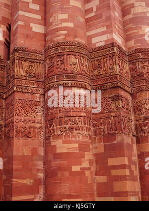 Qutab Minar ist ein Minarett, das Bestandteil des Qutb Komplex, ein UNESCO-Weltkulturerbe in Mehrauli Gegend von Delhi, Indien. Aus rotem Sandstein und Marmor, Qutb Minar ist ein 73 Meter (240 Fuß) hoch sich verjüngenden Turm von fünf Geschichten, mit einem 14,3 Meter (47 Fuß) Durchmesser, Reduzierung bis 2,7 Meter (9 Fuß) an der Spitze. Es enthält eine Wendeltreppe mit 379 Stufen. Qutb al-Din Aibak, Gründer des Sultanat von Delhi, begann der Bau der ersten Geschichte des Qutab Minar um 1192. 1220, aibak Nachfolger und Schwiegersohn Iltutmish abgeschlossen weitere drei Geschichten. 1369, Blitzschlag Stockfoto