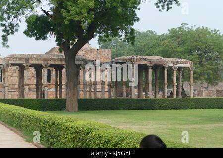 Qutb Komplex ist ein Array von Denkmälern und Gebäuden in Mehrauli in Delhi, Indien. Die Stiftung wurde von Qutb-ud-din Aibak, die später die erste Sultan von Delhi der Mamelucken Dynastie gelegt. Die QUBBAT-ul-Islam Moschee (Kuppel des Islam), später beschädigt in Quwwat-ul-Islam, steht neben der Qutb Minar. Stockfoto