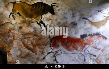 Replica Malerei aus der Höhle von Altamira (Cueva de Altamir) in der Nähe der historischen Stadt Santillana del Mar in Kantabrien, Spanien gelegen, ist für seine zahlreichen parietalen Höhlenmalereien mit kohlezeichnungen und polychrome Gemälde zeitgenössischer Flora und menschliche Hände, zwischen 18.500 und 14.000 Jahren während der jungpaläolithikum Erstellt von Paleo menschlichen Siedler bekannt. Die frühesten Bilder in der Höhle wurden rund 35.600 Jahren ausgeführt. Stockfoto