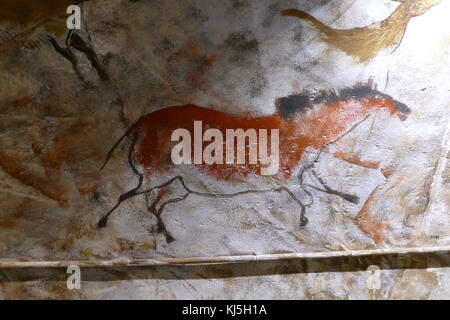 Replica Malerei aus der Höhle von Altamira (Cueva de Altamir) in der Nähe der historischen Stadt Santillana del Mar in Kantabrien, Spanien gelegen, ist für seine zahlreichen parietalen Höhlenmalereien mit kohlezeichnungen und polychrome Gemälde zeitgenössischer Flora und menschliche Hände, zwischen 18.500 und 14.000 Jahren während der jungpaläolithikum Erstellt von Paleo menschlichen Siedler bekannt. Die frühesten Bilder in der Höhle wurden rund 35.600 Jahren ausgeführt. Stockfoto