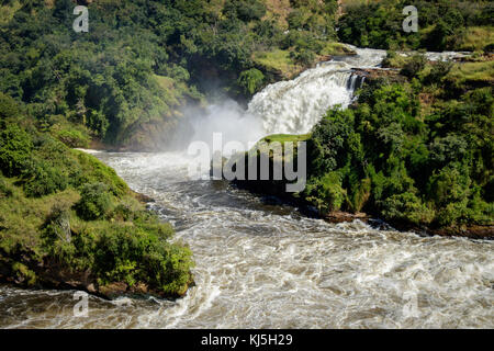 Die Macht der Murchison Falls, auch bekannt als Kabalega Falls, ist ein Wasserfall zwischen Kyoga und Lake Albert auf dem Weißen Nil in Uganda. Stockfoto