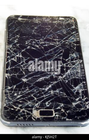 Mobile mit Bildschirm schneiden in vielen Stücken Stockfoto