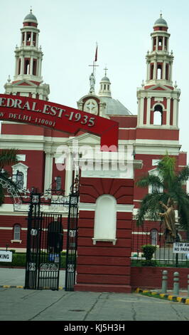 Die Heiligen Herzen, römisch-katholische Kathedrale, in New Delhi, Indien. Zusammen mit dem St. Columba's Schule und das Kloster von Jesus und Maria Schule, nimmt es eine Fläche von 14 Hektar in der Nähe des südlichen Ende von Bhai Var Singh Rn Straße in Connaught Place. Vater Lukas, ein Mitglied der Franziskanischen erster Ordnung, von Franz von Assisi gegründet, die Initiative ergriffen, die Kirche zu errichten, und der Erzbischof von Agra 1929 Pfr. Dr. E. Vanni der Grundstein 1929 gelegt und die Bauarbeiten begannen im Jahre 1930. Stockfoto