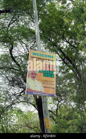 Politische Plakat für die Partei des indischen Ministerpräsidenten Narendra Mohdi. Narendra Modi Damodardas (17. September 1950 geboren) ist ein Indischer Politiker, ist der 14. und Premierminister Indiens, im Amt seit Mai 2014. Er war der Chief Minister von Gujarat von 2001 bis 2014 und ist das Mitglied des Parlaments für Varanasi. Modi, ein Mitglied der Bharatiya Janata Party (BJP), ist ein Hindu Nationalist und Mitglied der rechtsgerichteten Rashtriya Swayamsevak Sangh (RSS). Stockfoto