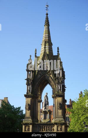 In Manchester, England, Albert's Square grösste Denkmal ist das Albert Memorial, das Gedenken an die Prince Consort. Es verfügt über eine Marmorstatue von Albert stehen auf einem Sockel und nach Westen, entworfen von Matthew Noble (1862 - 1867). Die Figur befindet sich in einer großen mittelalterlichen Stil Ziborium, die von den Architekten Thomas Worthington konzipiert wurde Stockfoto