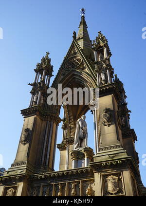 In Manchester, England, Albert's Square grösste Denkmal ist das Albert Memorial, das Gedenken an die Prince Consort. Es verfügt über eine Marmorstatue von Albert stehen auf einem Sockel und nach Westen, entworfen von Matthew Noble (1862 - 1867). Die Figur befindet sich in einer großen mittelalterlichen Stil Ziborium, die von den Architekten Thomas Worthington konzipiert wurde Stockfoto