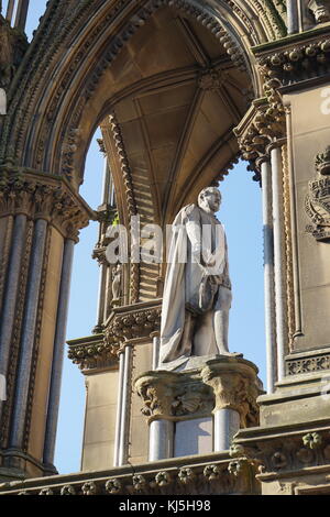 In Manchester, England, Albert's Square grösste Denkmal ist das Albert Memorial, das Gedenken an die Prince Consort. Es verfügt über eine Marmorstatue von Albert stehen auf einem Sockel und nach Westen, entworfen von Matthew Noble (1862 - 1867). Die Figur befindet sich in einer großen mittelalterlichen Stil Ziborium, die von den Architekten Thomas Worthington konzipiert wurde Stockfoto