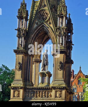 In Manchester, England, Albert's Square grösste Denkmal ist das Albert Memorial, das Gedenken an die Prince Consort. Es verfügt über eine Marmorstatue von Albert stehen auf einem Sockel und nach Westen, entworfen von Matthew Noble (1862 - 1867). Die Figur befindet sich in einer großen mittelalterlichen Stil Ziborium, die von den Architekten Thomas Worthington konzipiert wurde Stockfoto