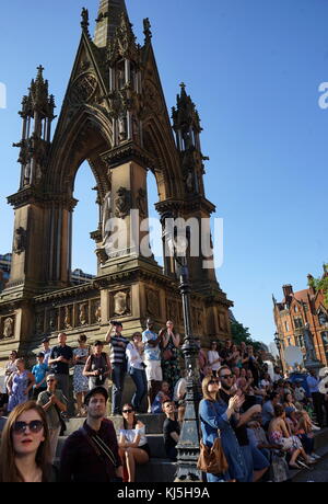 In Manchester, England, Albert's Square grösste Denkmal ist das Albert Memorial, das Gedenken an die Prince Consort. Es verfügt über eine Marmorstatue von Albert stehen auf einem Sockel und nach Westen, entworfen von Matthew Noble (1862 - 1867). Die Figur befindet sich in einer großen mittelalterlichen Stil Ziborium, die von den Architekten Thomas Worthington konzipiert wurde Stockfoto