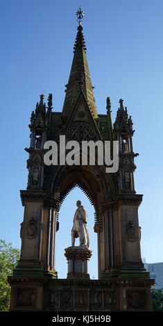 In Manchester, England, Albert's Square grösste Denkmal ist das Albert Memorial, das Gedenken an die Prince Consort. Es verfügt über eine Marmorstatue von Albert stehen auf einem Sockel und nach Westen, entworfen von Matthew Noble (1862 - 1867). Die Figur befindet sich in einer großen mittelalterlichen Stil Ziborium, die von den Architekten Thomas Worthington konzipiert wurde Stockfoto