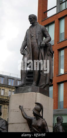 Statue des Herzogs von Wellington, in Piccadilly, Manchester, England. von Matthew Edel. (1855/6). Feldmarschall Arthur Wellesley, 1. Herzog von Wellington (1. Mai 1769 - 14. September 1852), war ein anglo-irischen Soldat und Staatsmann Stockfoto
