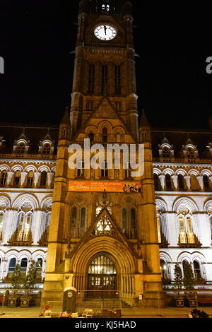 Vigil am Rathaus von Manchester, in den Tagen nach dem 22. Mai 2017, Selbstmord, an der Manchester Arena in Manchester, England durchgeführt, nach einem Konzert der amerikanischen Sängerin Ariana Grande.. Das Rathaus befindet sich in einem viktorianischen, Neo-gotischen städtische Gebäude in Manchester, England. Es ist die zeremoniellen Sitz des Stadtrates von Manchester wurde es von dem Architekten Alfred Waterhouse, das Rathaus im Jahre 1877 abgeschlossen wurde. Stockfoto