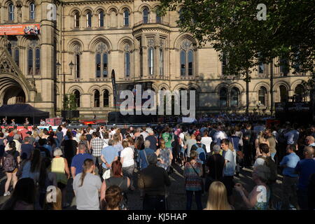 Vigil am Rathaus von Manchester, in den Tagen nach dem 22. Mai 2017, Selbstmord, an der Manchester Arena in Manchester, England durchgeführt, nach einem Konzert der amerikanischen Sängerin Ariana Grande.. Das Rathaus befindet sich in einem viktorianischen, Neo-gotischen städtische Gebäude in Manchester, England. Es ist die zeremoniellen Sitz des Stadtrates von Manchester wurde es von dem Architekten Alfred Waterhouse, das Rathaus im Jahre 1877 abgeschlossen wurde. Stockfoto