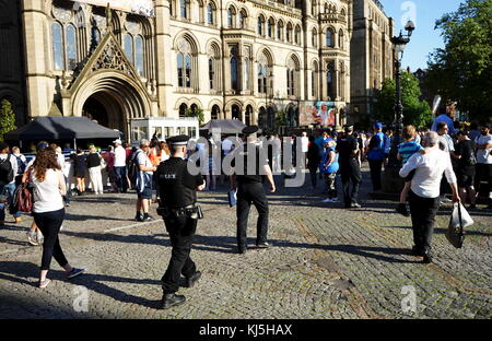 Vigil am Rathaus von Manchester, in den Tagen nach dem 22. Mai 2017, Selbstmord, an der Manchester Arena in Manchester, England durchgeführt, nach einem Konzert der amerikanischen Sängerin Ariana Grande.. Das Rathaus befindet sich in einem viktorianischen, Neo-gotischen städtische Gebäude in Manchester, England. Es ist die zeremoniellen Sitz des Stadtrates von Manchester wurde es von dem Architekten Alfred Waterhouse, das Rathaus im Jahre 1877 abgeschlossen wurde. Stockfoto