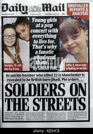 Britische Zeitung Schlagzeile und Front Page, in den Tagen nach dem 22. Mai 2017, Selbstmord, an der Manchester Arena in Manchester, England durchgeführt, nach einem Konzert der amerikanischen Sängerin Ariana Grande. Stockfoto