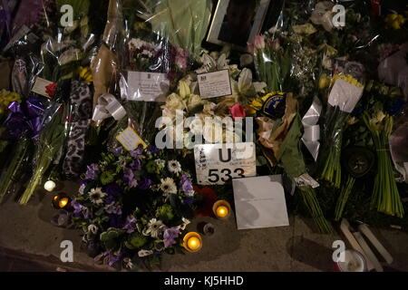 Tribute in Westminster in London nach dem 22. März 2017, einen terroristischen Angriff in der Nähe der Palast von Westminster in London, dem Sitz des Britischen Parlaments. Stockfoto