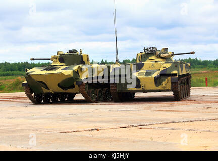 Airborne Kampffahrzeuge bmd-2 auf das militärische Training Camp Stockfoto