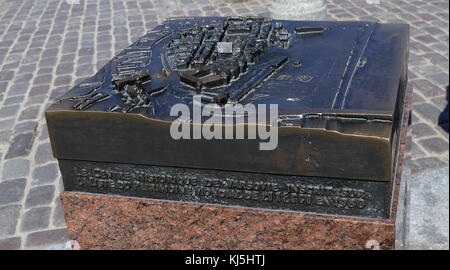 Plakette Relief zum Gedenken an die Bezeichnung von der UNESCO der Warschauer Altstadt in Polen, als Weltkulturerbe im Jahre 1980. Während der Invasion von Polen (1939), viel von der Bezirk wurde stark beschädigt durch die Deutsche Luftwaffe. Nach dem Warschauer Aufstand (August - Oktober 1944) Was stehen gelassen worden war, wurde systematisch durch die deutsche Wehrmacht gesprengt. Nach dem Zweiten Weltkrieg wurde die Altstadt wurde sorgfältig wieder aufgebaut Stockfoto