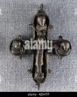 Enkolpian, (religiöse Medaillon), Russisch-orthodoxe, Kiewer (Kiew), Kreuz. Bronze gegossen, 11. und 13. Jahrhundert Stockfoto