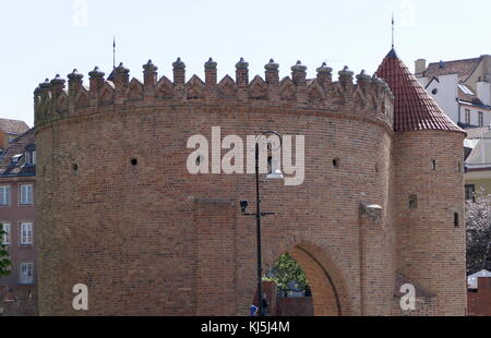 Gate Tower, in einem Abschnitt der mittelalterlichen Stadtmauer in die Warschauer Altstadt ist der älteste Teil der Hauptstadt. Während der Invasion von Polen (1939), viel von der Bezirk wurde stark beschädigt durch die Deutsche Luftwaffe. Nach dem Warschauer Aufstand (August - Oktober 1944) Was stehen gelassen worden war, wurde systematisch durch die deutsche Wehrmacht gesprengt. Nach dem Zweiten Weltkrieg wurde die Altstadt wurde sorgfältig wieder aufgebaut Stockfoto