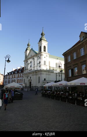 Die Kirche des Heiligen Geistes in der Warschauer Altstadt, Warschau Polen. Ursprünglich im gotischen Stil neben einem Krankenhaus im 14. Jahrhundert erbaut. Es wurde von Janusz der Ältere, Herzog von Warschau gegründet, und übergab die Stadt im Jahre 1388. Im Jahre 1699 wurde der Grundstein für die neue Kirche, die von 1707 bis 1717 im barocken Stil erbaut wurde von den Architekten Józef Piola und Józef Szymon Bellotti gelegt. 1944, während der berüchtigten Warschauer Aufstand, die Kirche fast vollständig von der deutschen Armee zerstört wurde; 1947, der polnische Primas Kardinal Hlond, die Kirche, die für die Verwaltung der t zurück Stockfoto