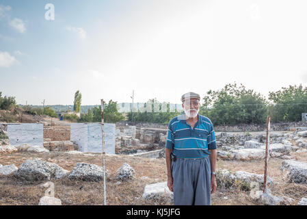 Unbekannter Mann vor dem Amphitheater in der antiken Stadt Olba in Uzuncaburc, Silifke, Mersin, Türkei. 29. August 2017 Stockfoto