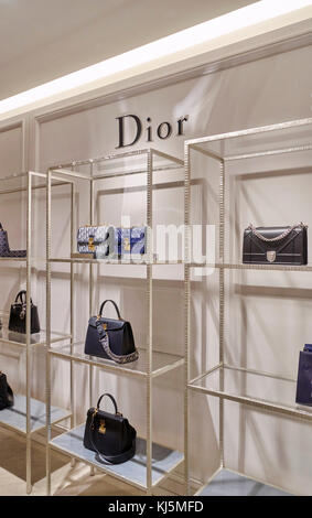 Elegantes Modegeschäft, Taschen und Lederaccessoires in den Regalen von Christian Dior Shop Stockfoto