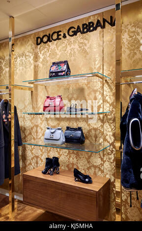 Elegante Fashion Store, Taschen und Schuhe aus Leder in den Regalen Stockfoto