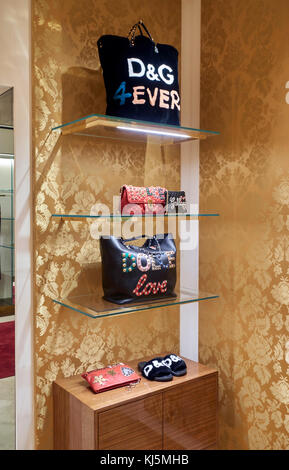 Elegante Fashion Store, Taschen und Lederaccessoires in den Regalen Stockfoto