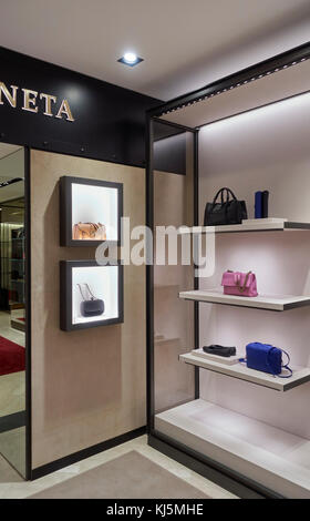 Elegante Fashion Store, Taschen und Lederaccessoires in den Regalen Stockfoto