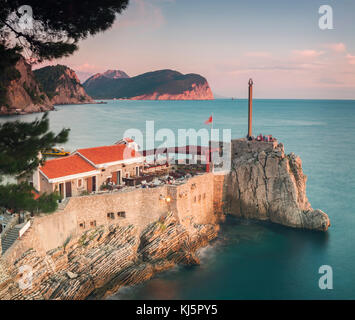 Alte Festung auf einer Klippe in Petrovac, Montenegro. Stockfoto