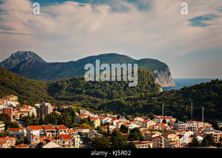Die Stadt Petrovac in montengero, um von Hügeln umgeben. Stockfoto