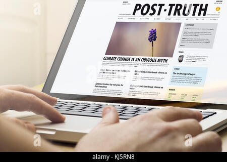 Online Informationen Konzept: Über einen Laptop mit post Wahrheit auf dem Bildschirm Mann. Grafiken bestehen. Stockfoto