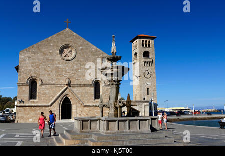 Kirche des Hl. Johannes des Evangelisten, neben Mandraki Hafen, Rhodos, Dodekanes, Griechenland. Stockfoto