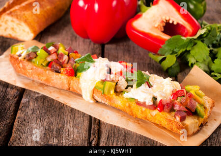 Großes baquette Sandwich mit Schinken und Paprika. selektive Fokus mitten in Sandwich Stockfoto