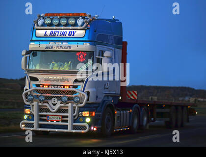 Salo, Finnland - 17. November 2017: Schön angepasste Scania R560 Semi Truck von l. retva Oy auf der Straße in dusktime im Süden Finnlands. Stockfoto