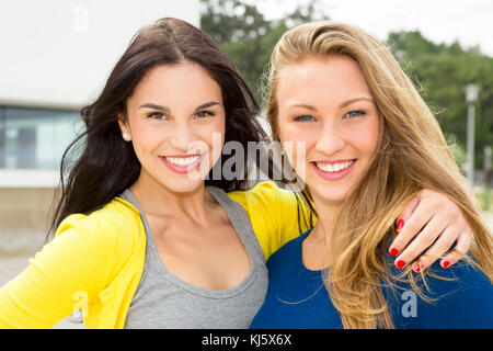 Zwei schöne und glückliche Jugendlichen Studenten lächelnd Stockfoto