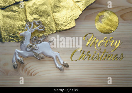Weihnachtskarte mit Golden christmas ball und Hirsche Stockfoto