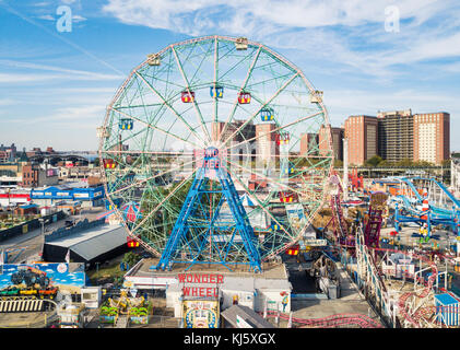 NEW YORK, USA - 26. SEPTEMBER 2017: Wunderrad im Vergnügungspark Coney Island aus der Vogelperspektive. Das Hotel liegt im Süden von Brooklyn an der Uferpromenade Stockfoto