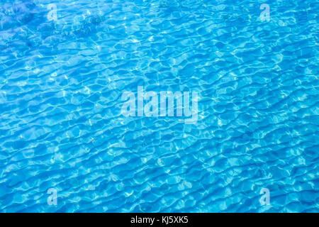 schöne klare Poolwasser reflektiert in der Sonne Stockfoto