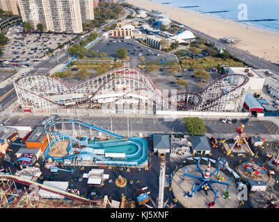 New York, USA - 26. September 2017: Coney Island Amusement Park Luftaufnahme. im Süden von Brooklyn entlang der Uferpromenade ist es eine Unterhaltung h entfernt Stockfoto