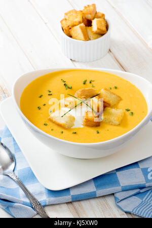 Köstliche Kürbissuppe und Croutons Brot in weiße Schüssel, selektiver Fokus Stockfoto