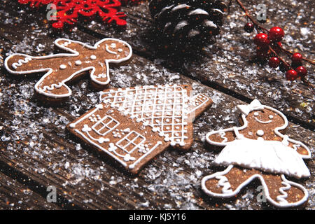 Weihnachten Hintergrund. Lebkuchen cookies Festlegung auf hölzernen Tisch. Stockfoto