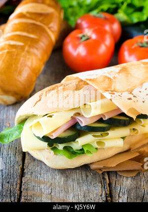 Frischen big Sandwich mit Schinken und Käse. Selektive konzentrieren sich auf die Sandwiches Stockfoto